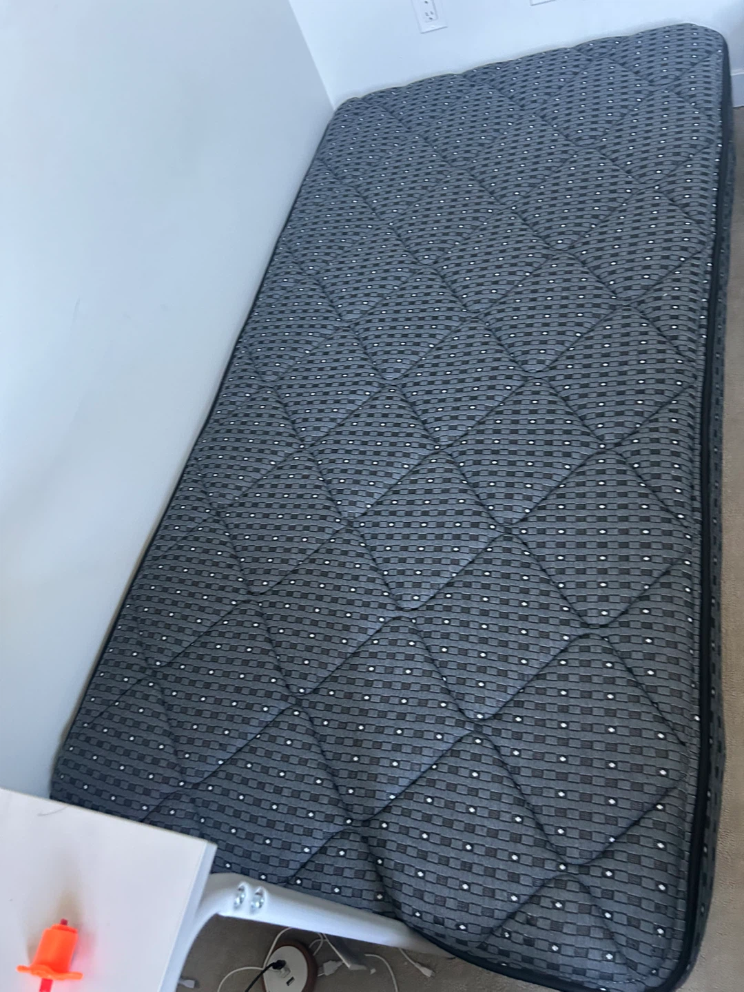 Single size mattress with grey patterned cover - photo 2