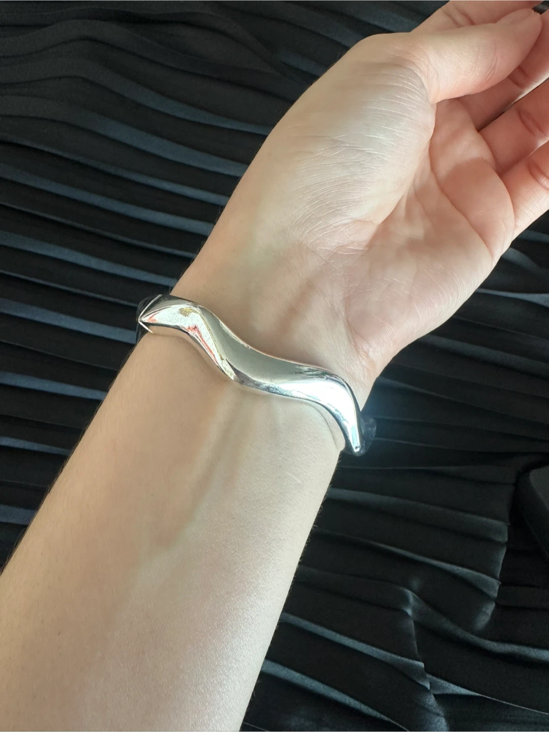 Silver-Tone Wave Bangle Bracelet - photo 2