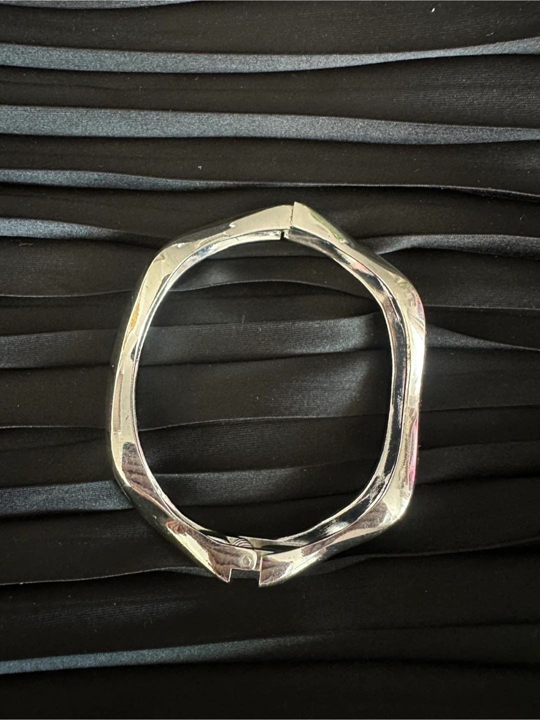 Silver-Tone Wave Bangle Bracelet - photo 3