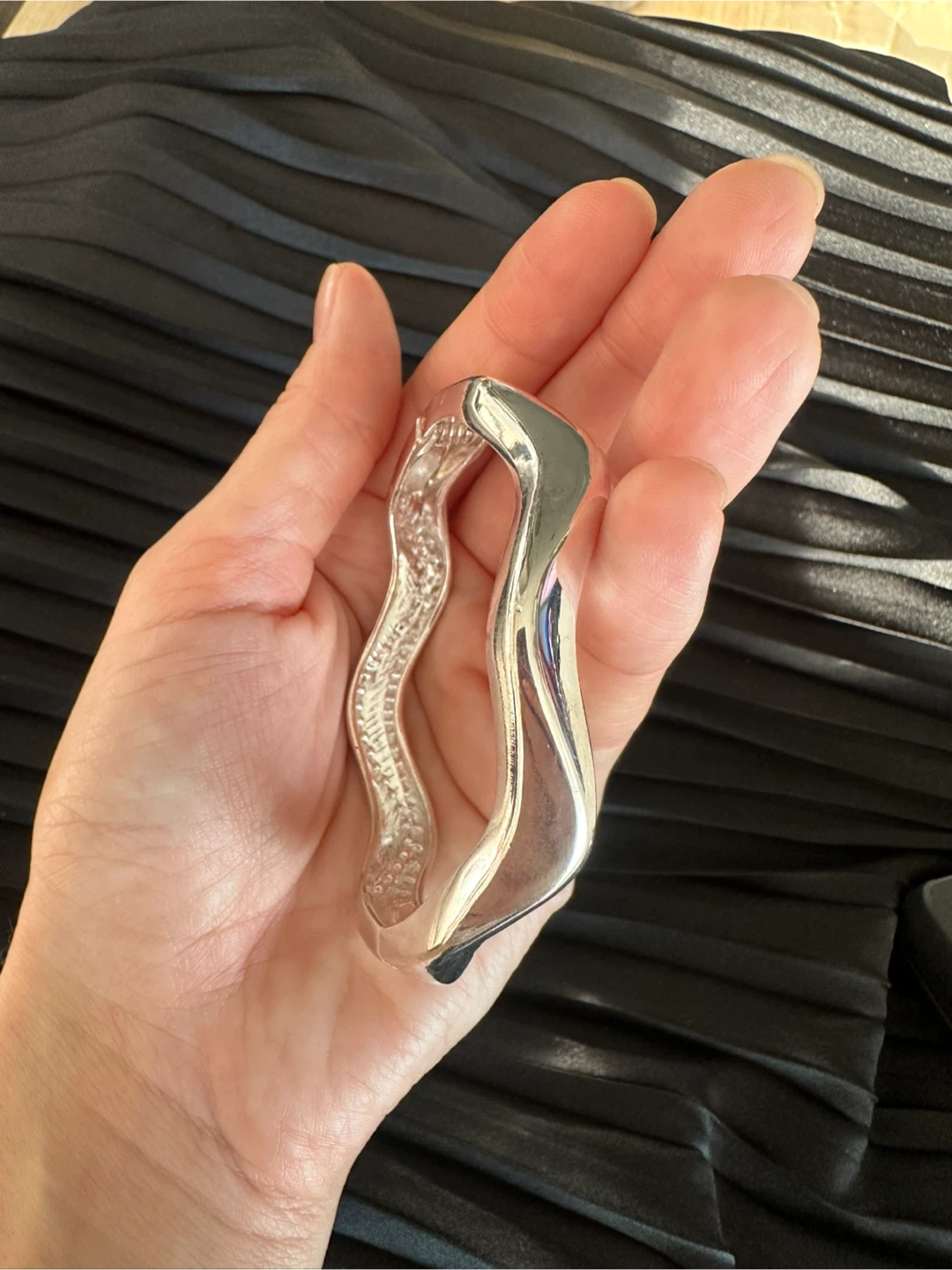 Silver-Tone Wave Bangle Bracelet - photo 5