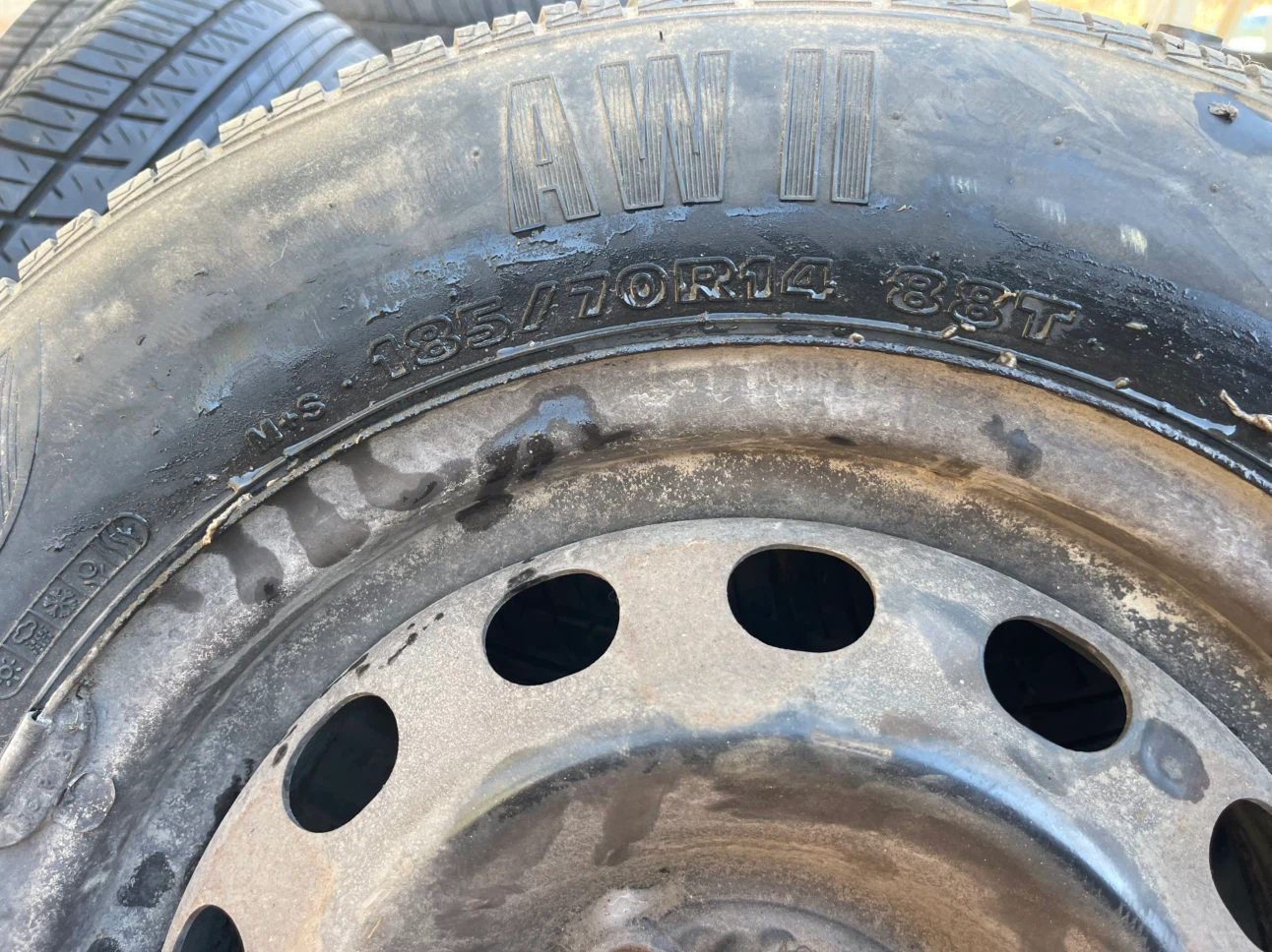 4 Motomaster AW II Tires 185/70R14 - photo 5