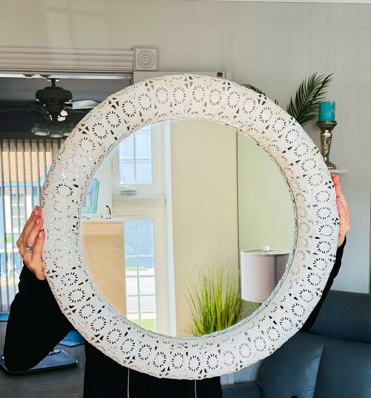 PRETTY WHITE ROUND MIRROR