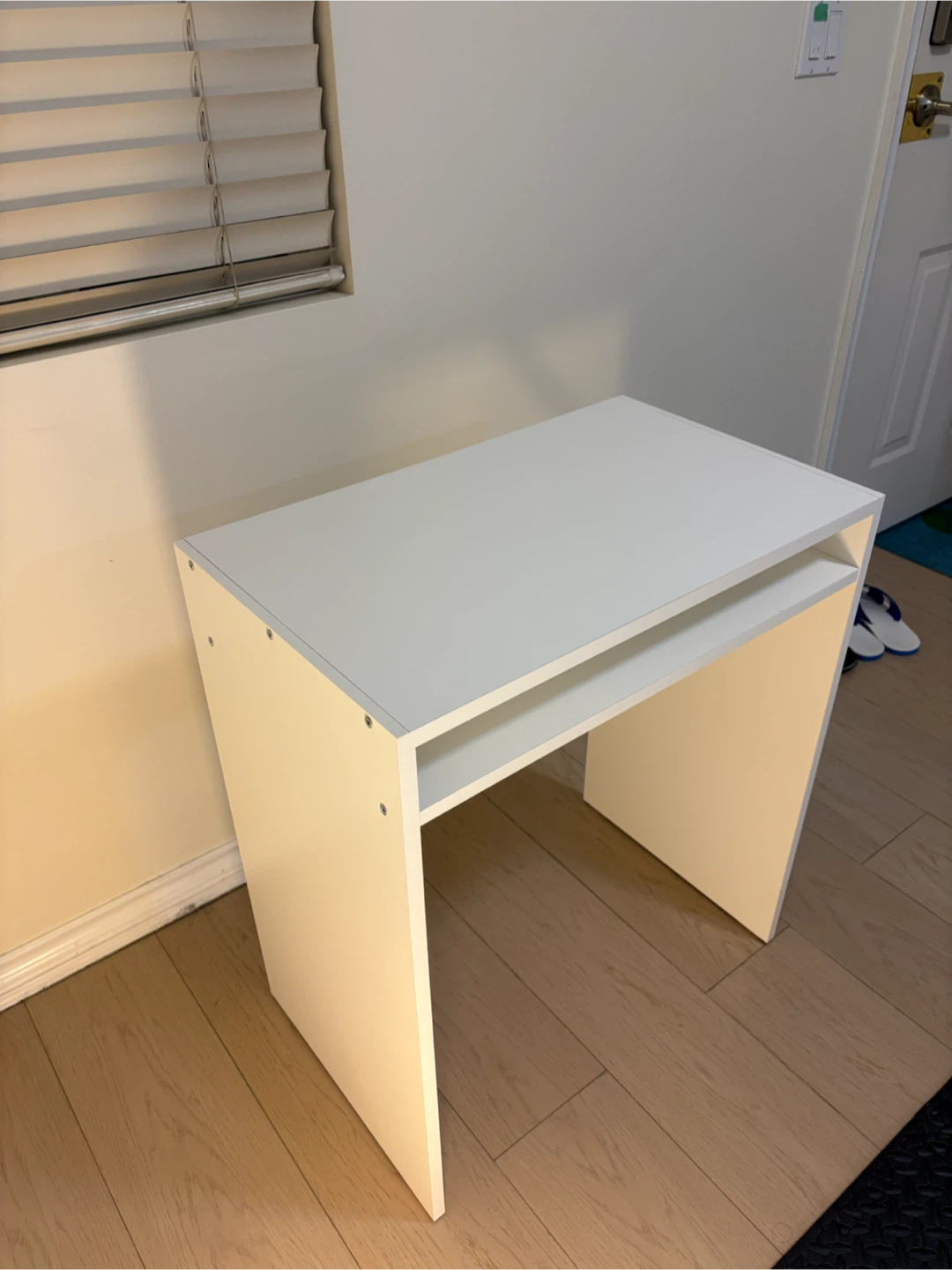 IKEA Small Desk + Small Desk Lamp - photo 2