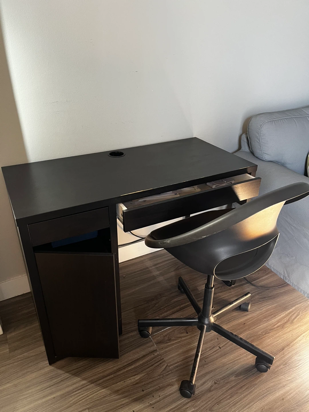 Ikea Mickie Desk and Swivel Chair - photo 3
