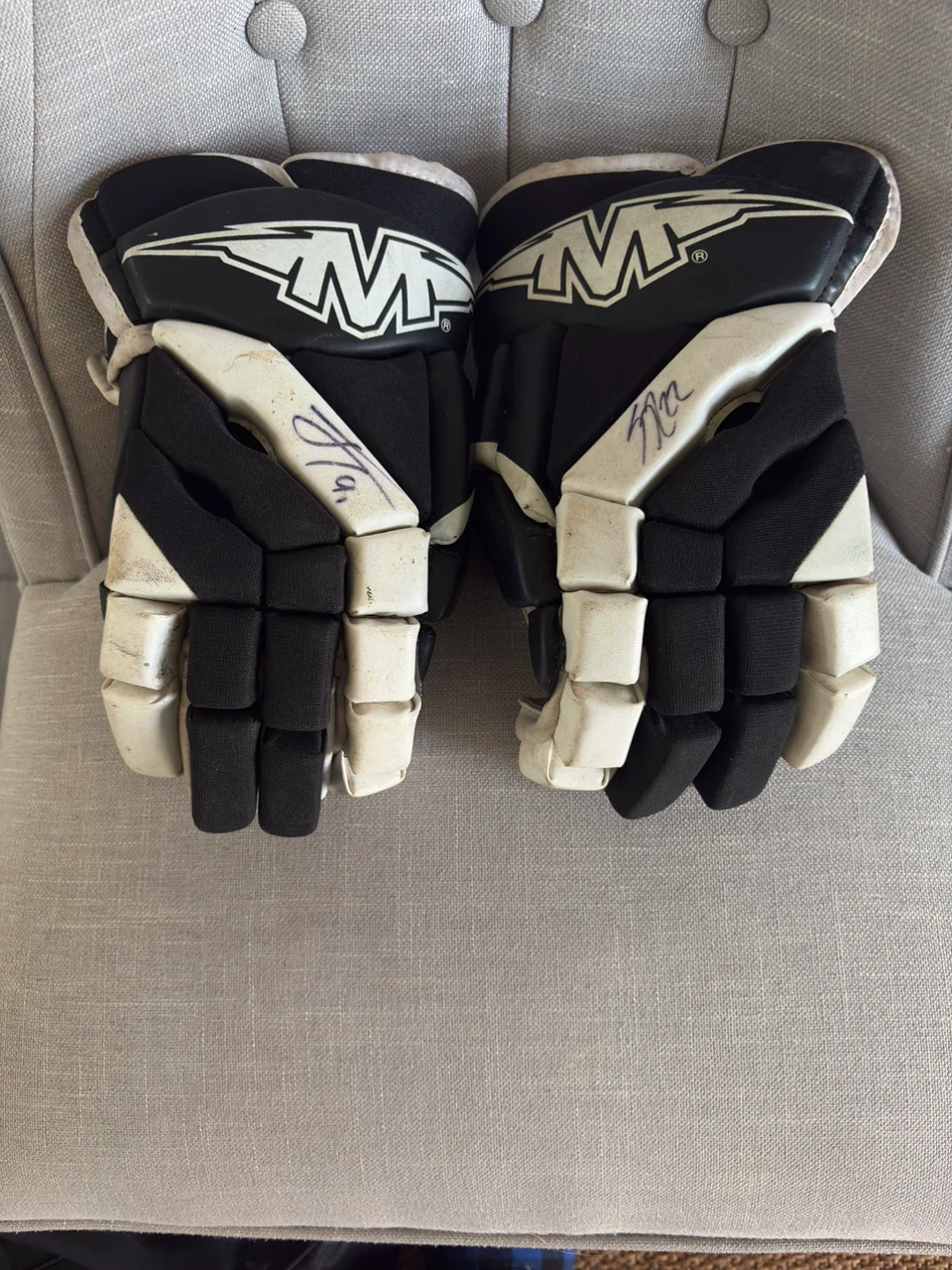 Hockey gloves