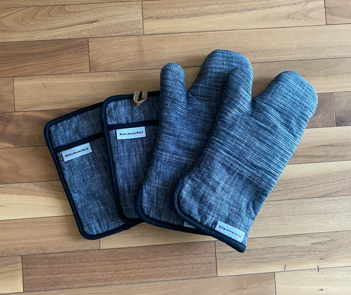 4 Piece Kitchen Aid Oven Mitt & Pot Holder Set – Grey