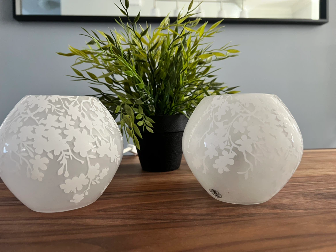 Set of two frosted glass floral table lamps - photo 2