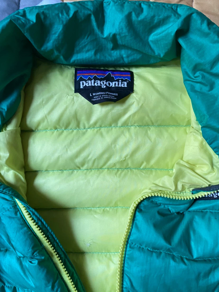 Patagonia women’s waterproof light jacket - photo 2