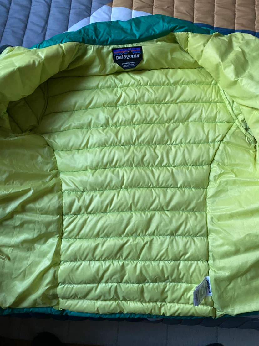 Patagonia women’s waterproof light jacket - photo 3