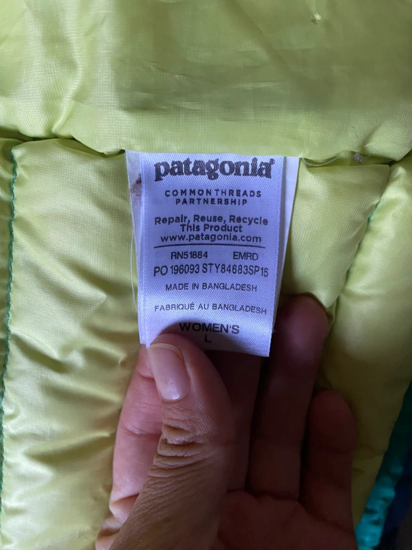 Patagonia women’s waterproof light jacket - photo 4