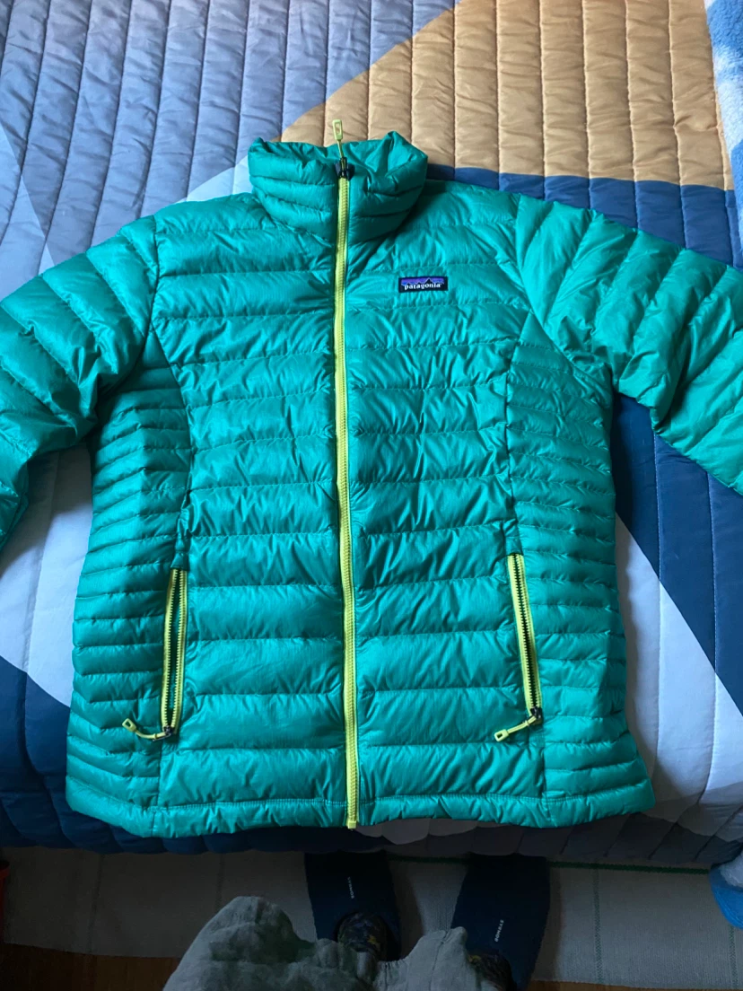 Patagonia women’s waterproof light jacket - photo 5