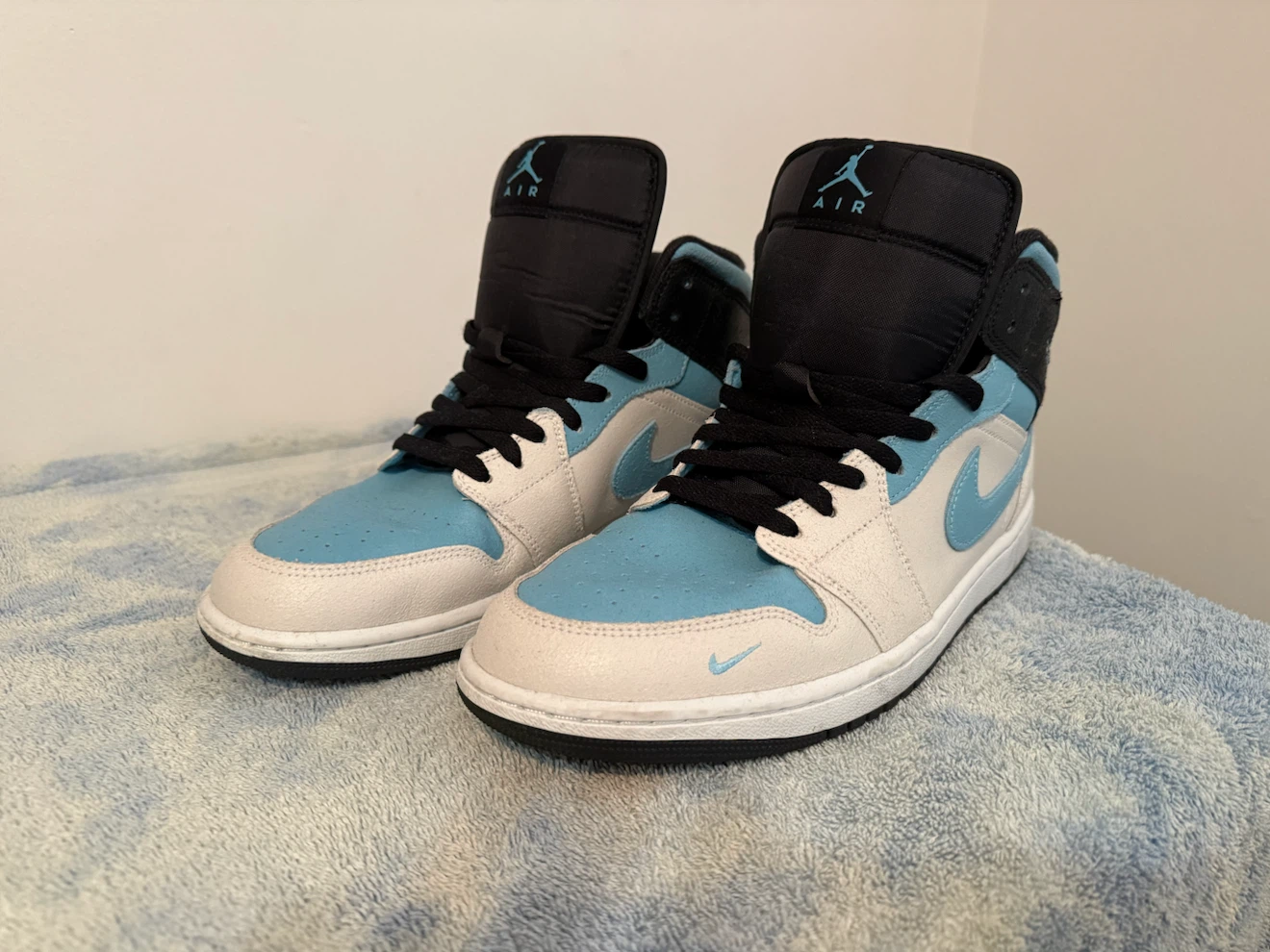 JORDAN 1 mid SE  Summit White/ Blue Chill