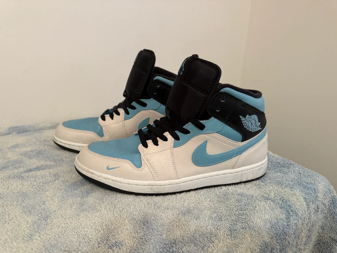 JORDAN 1 mid SE  Summit White/ Blue Chill - photo 3