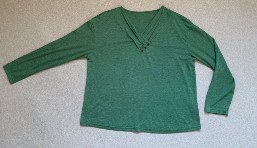 Green long-sleeved sweater/top - Size XL