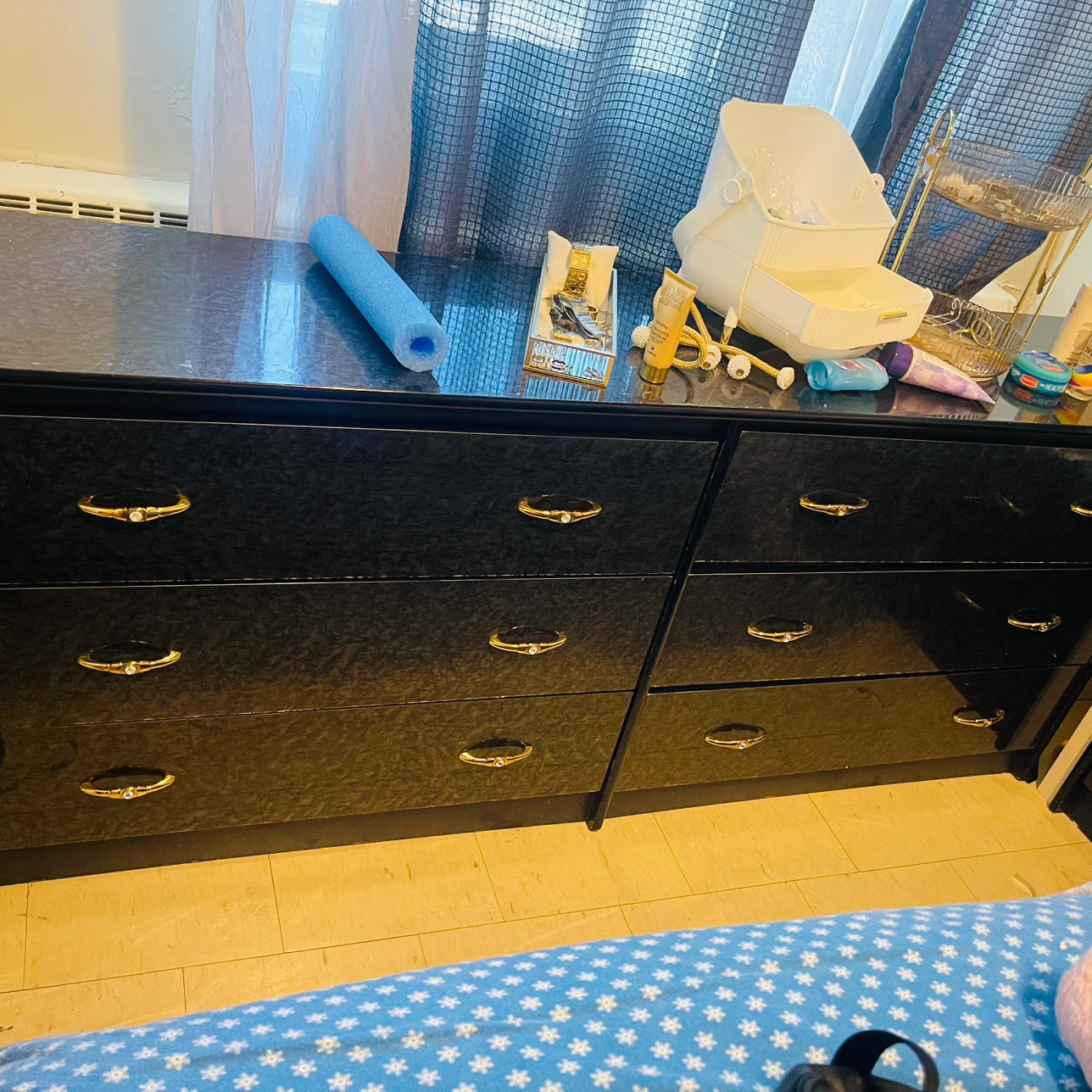 Dresser 6 drawers  Colour  back and gold
