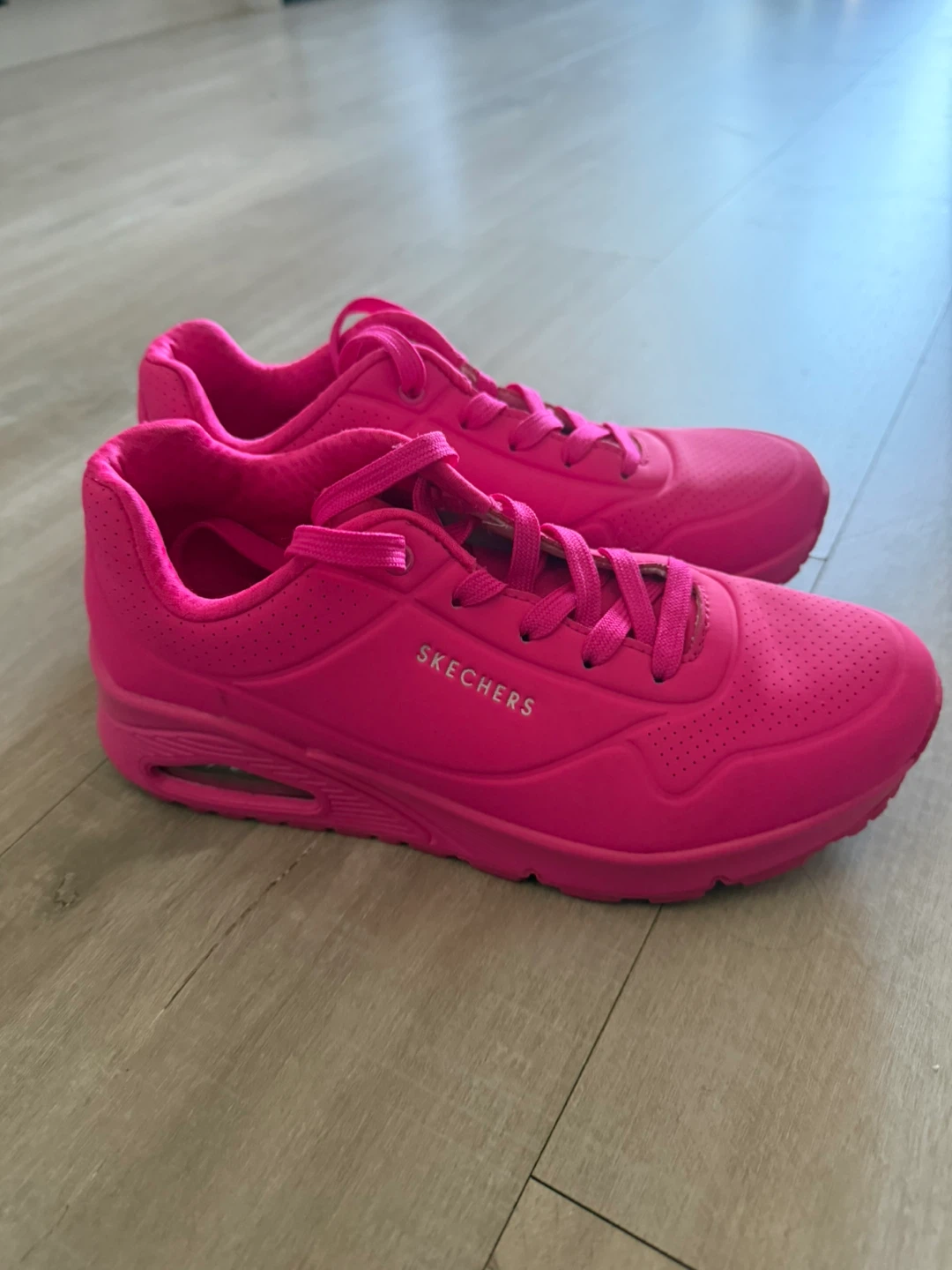Skechers Neon Pink Sneakers 25cm