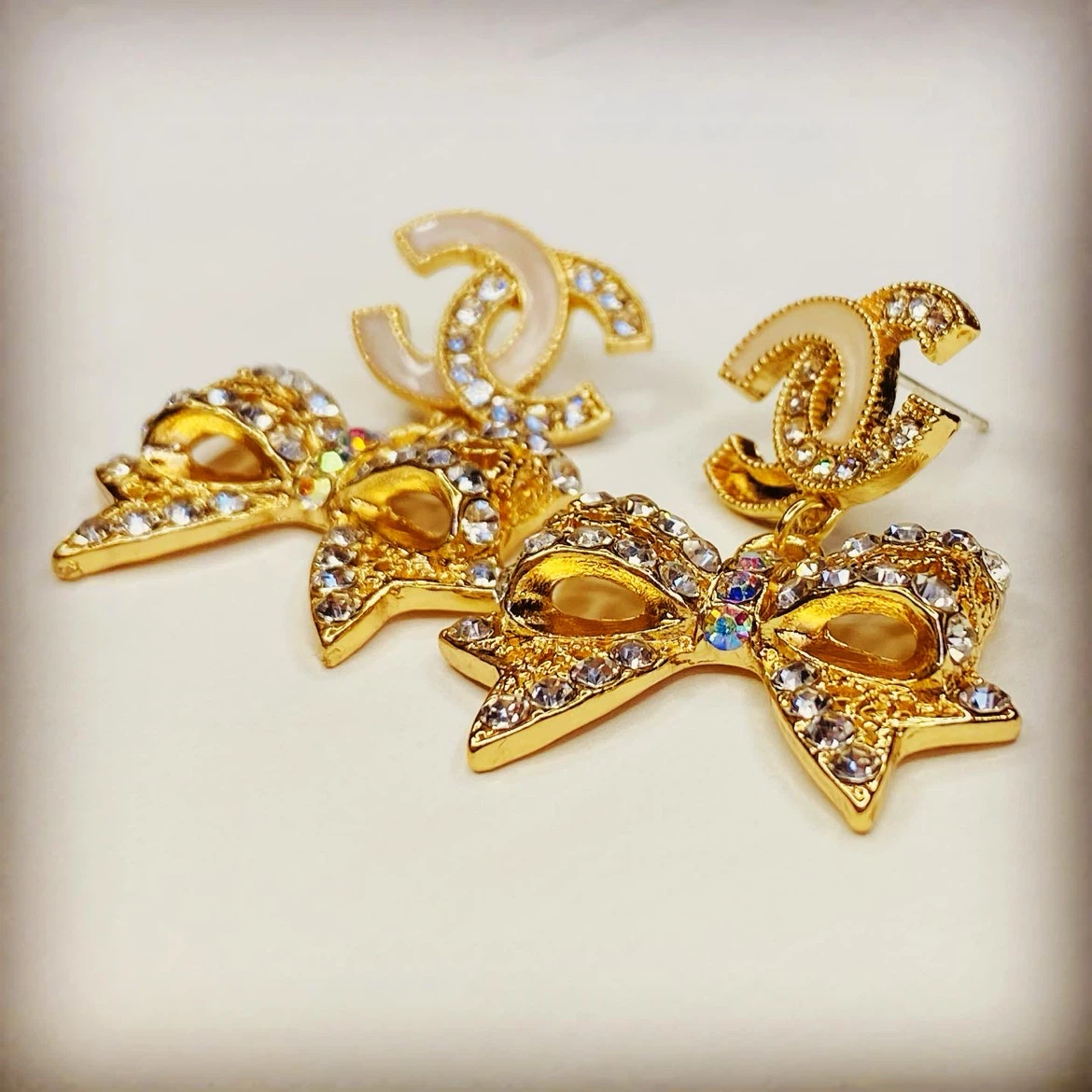 gold tone crystal bow earrings - photo 3