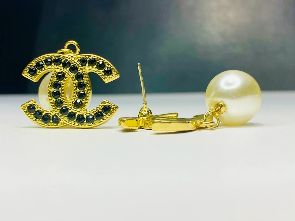 gold tone earrings - photo 2