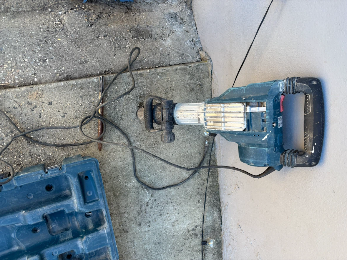 Bosch DH1020VC SDS-max Demolition Hammer - photo 3