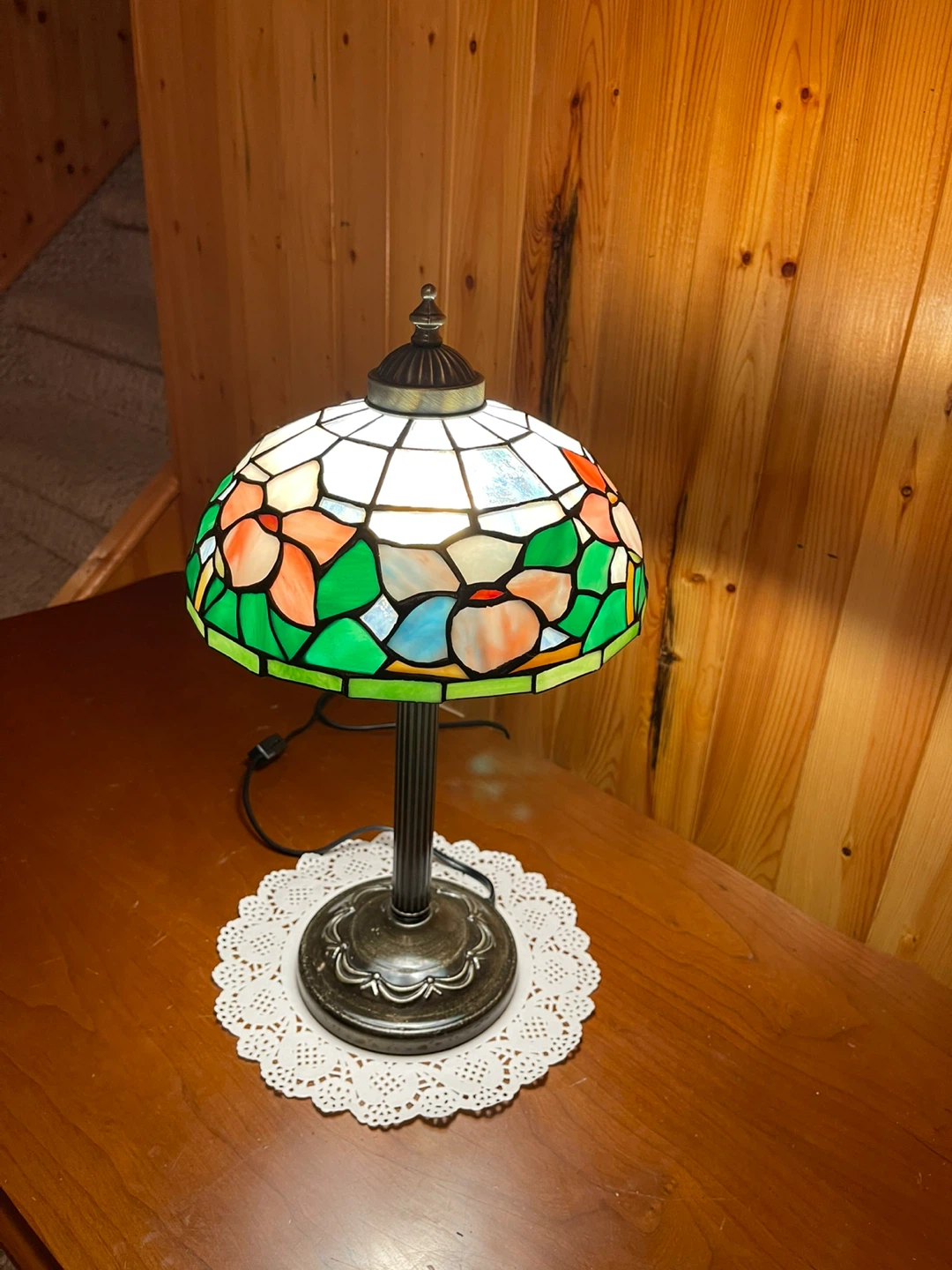 A beautiful Tiffany Style stained glass table lamp - photo 2