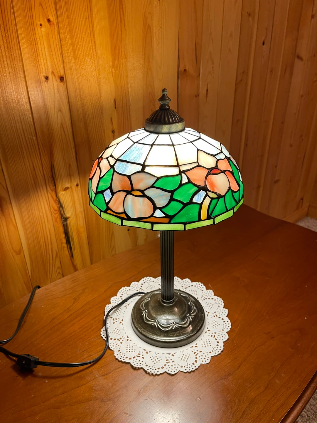 A beautiful Tiffany Style stained glass table lamp - photo 3