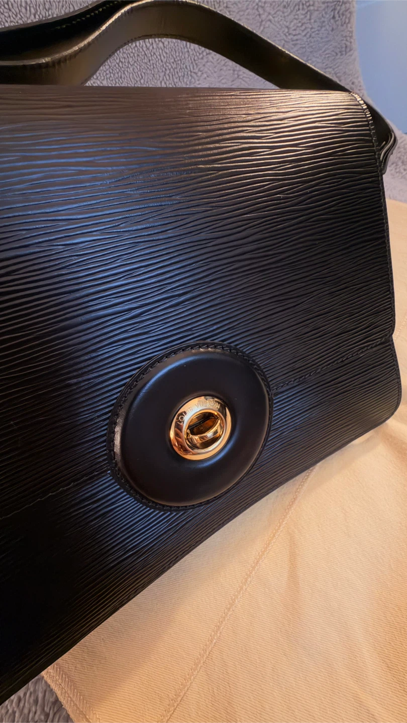 Louis Vuitton Epi Leather Shoulder Bag - photo 2