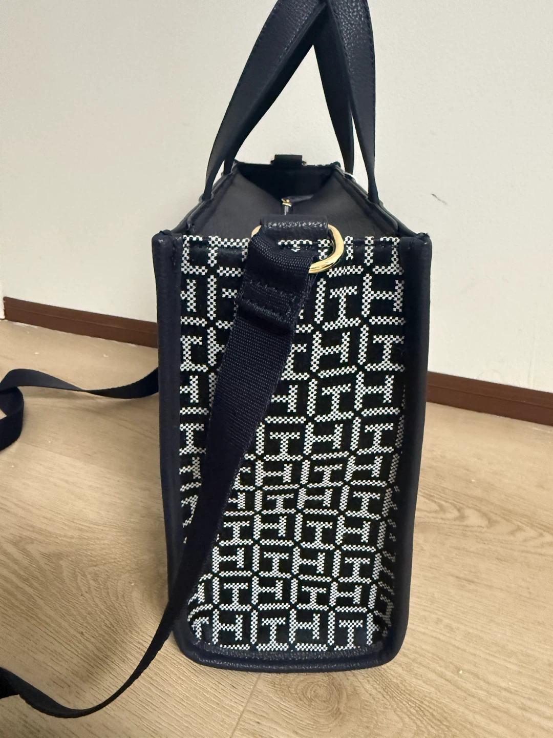 Tommy Hilfiger Monogram Tote Bag - photo 3