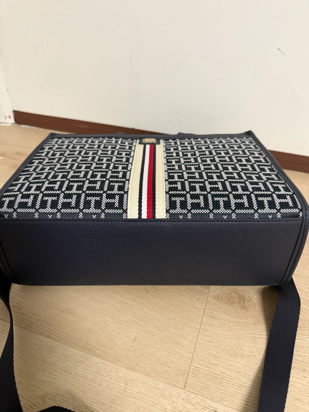 Tommy Hilfiger Monogram Tote Bag - photo 4