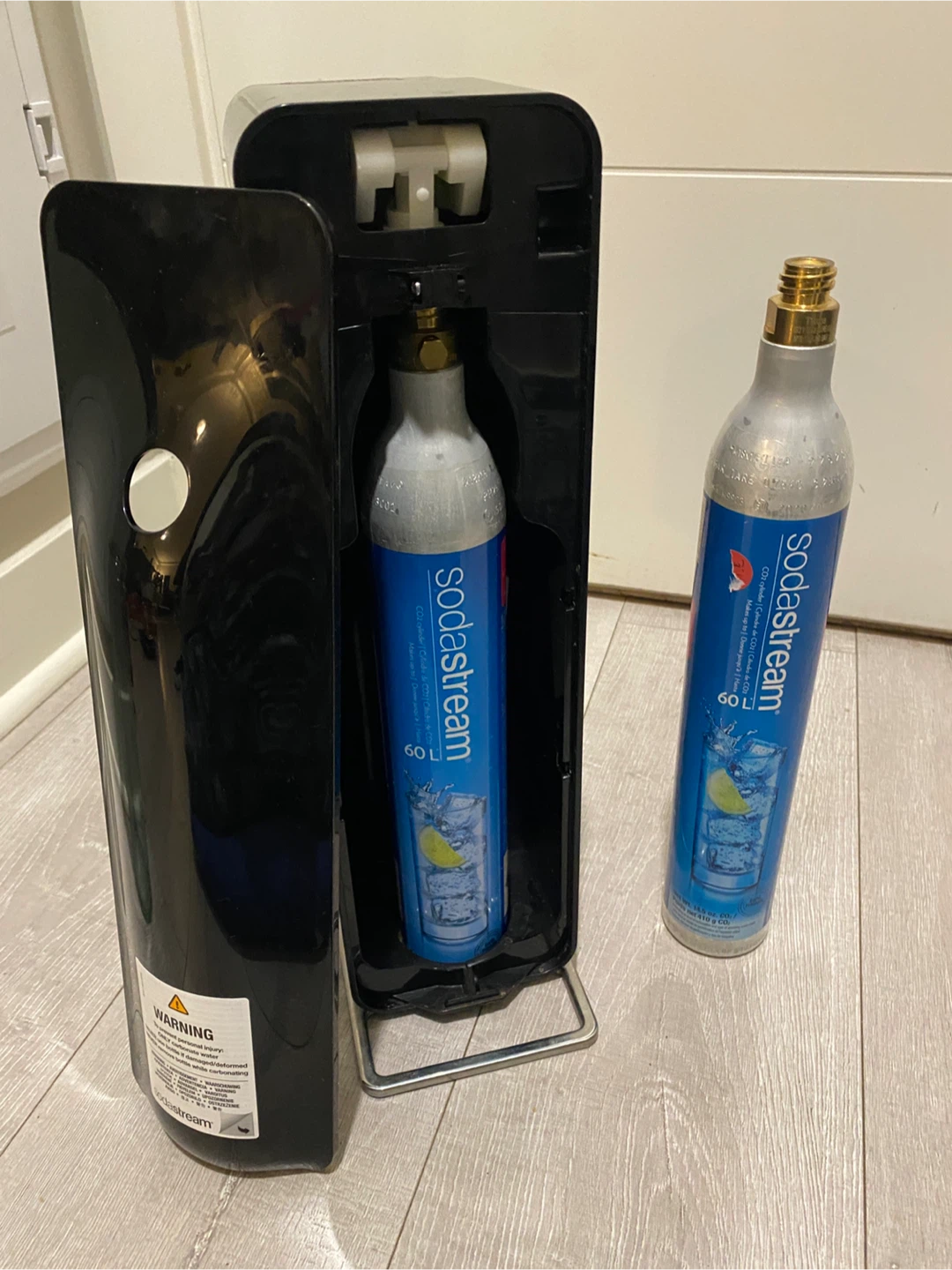 SodaStream & 2 Empty Cylinders - photo 2