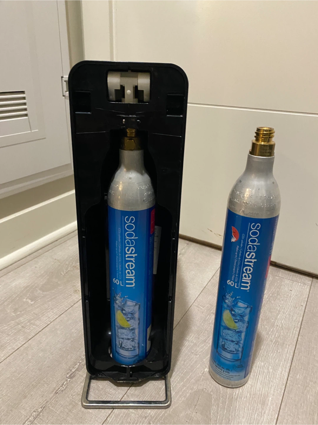 SodaStream & 2 Empty Cylinders - photo 3