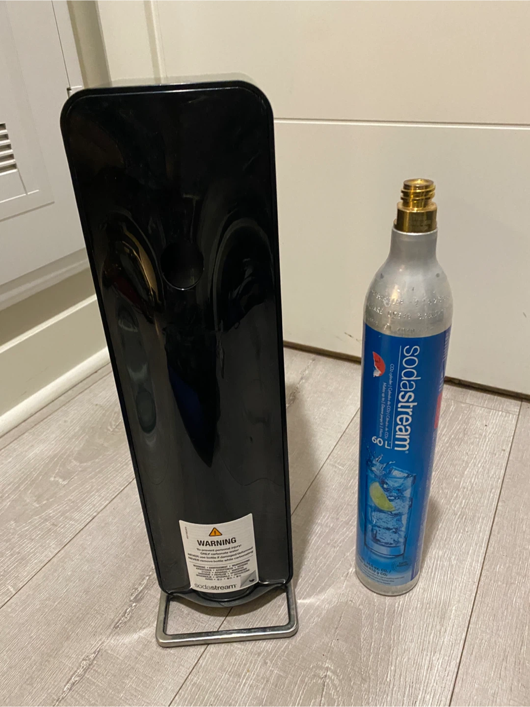 SodaStream & 2 Empty Cylinders - photo 5