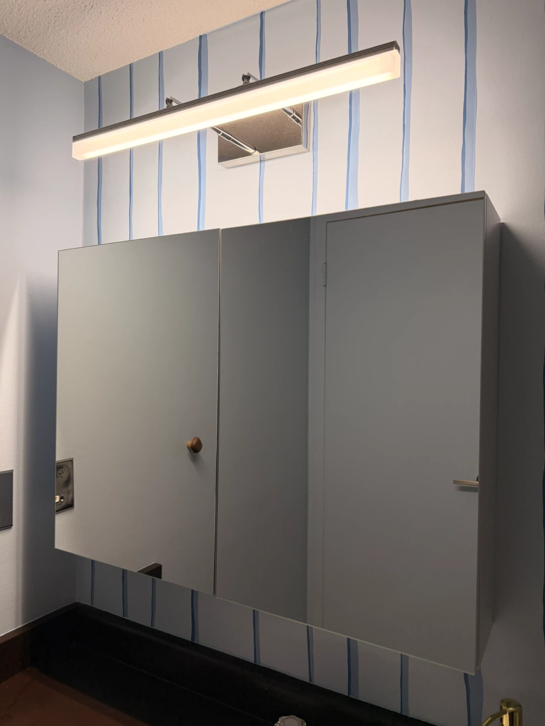 Mirror cabinet