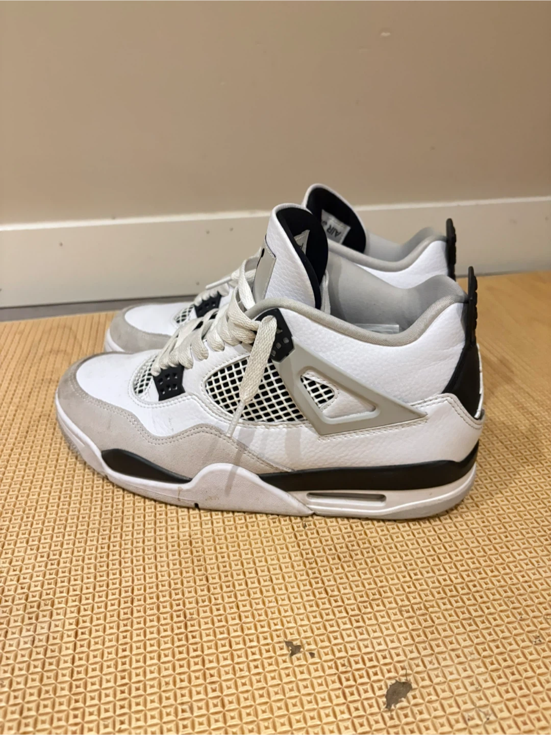 Jordan 4 (Military Black)