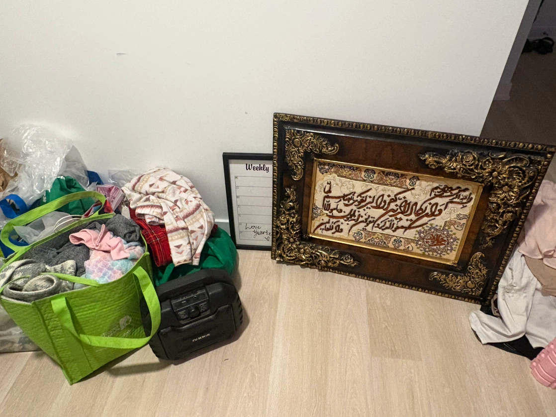 SALE Assorted Clothing & Accessories Bundle. - photo 5