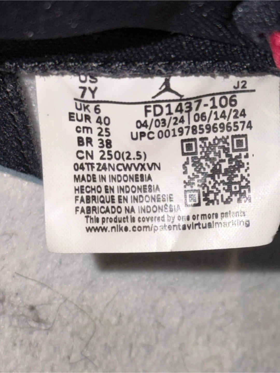 Nike Air Jordan 1 Retro High Black Toe Size 7Y - photo 2