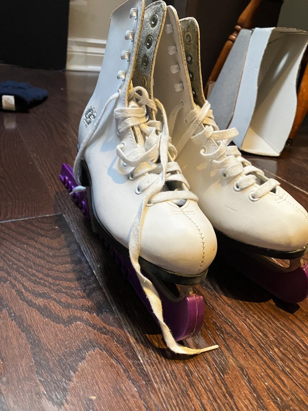 CCM Figure Skates size 5-6 - photo 2