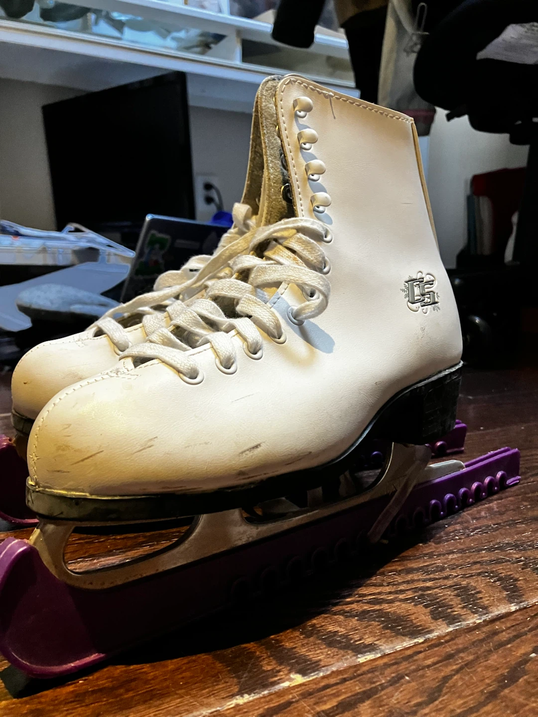 CCM Figure Skates size 5-6 - photo 3