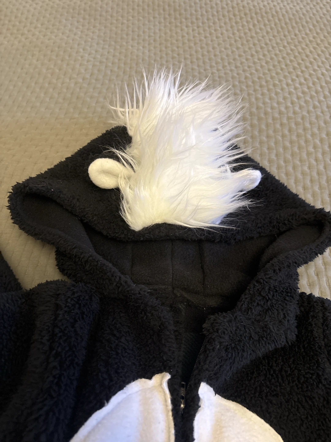 Black and white skunk onesie costume - photo 2