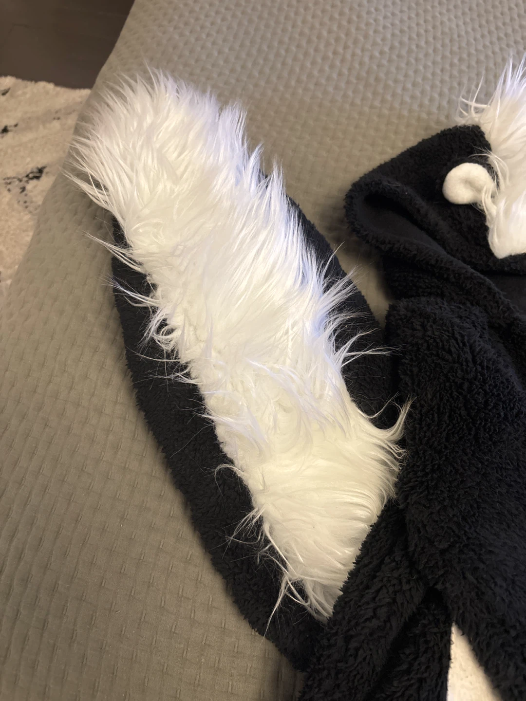 Black and white skunk onesie costume - photo 3