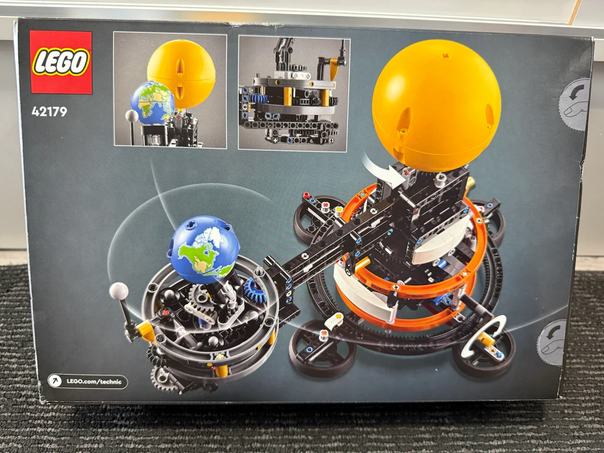 LEGO Technic Planet Earth and Moon in Orbit 42179 - photo 2