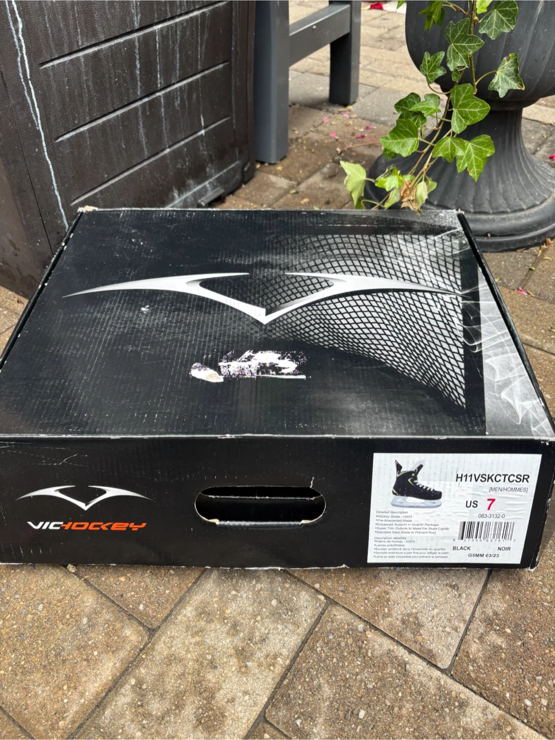 New VIC Hockey Skates - Size 7 - photo 2