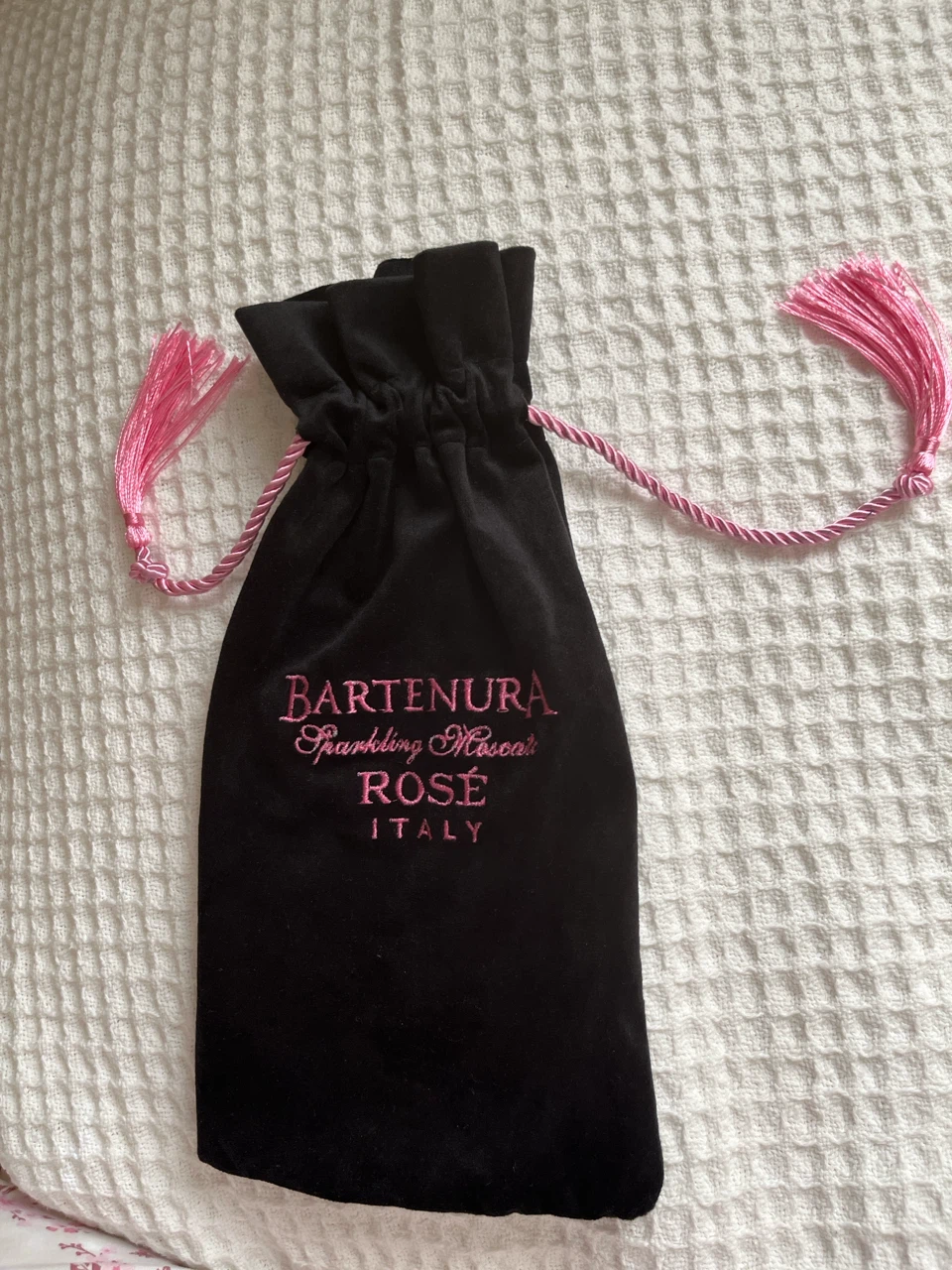 Bartenura Sparkling Moscato Rose Velvet Bottle Bag