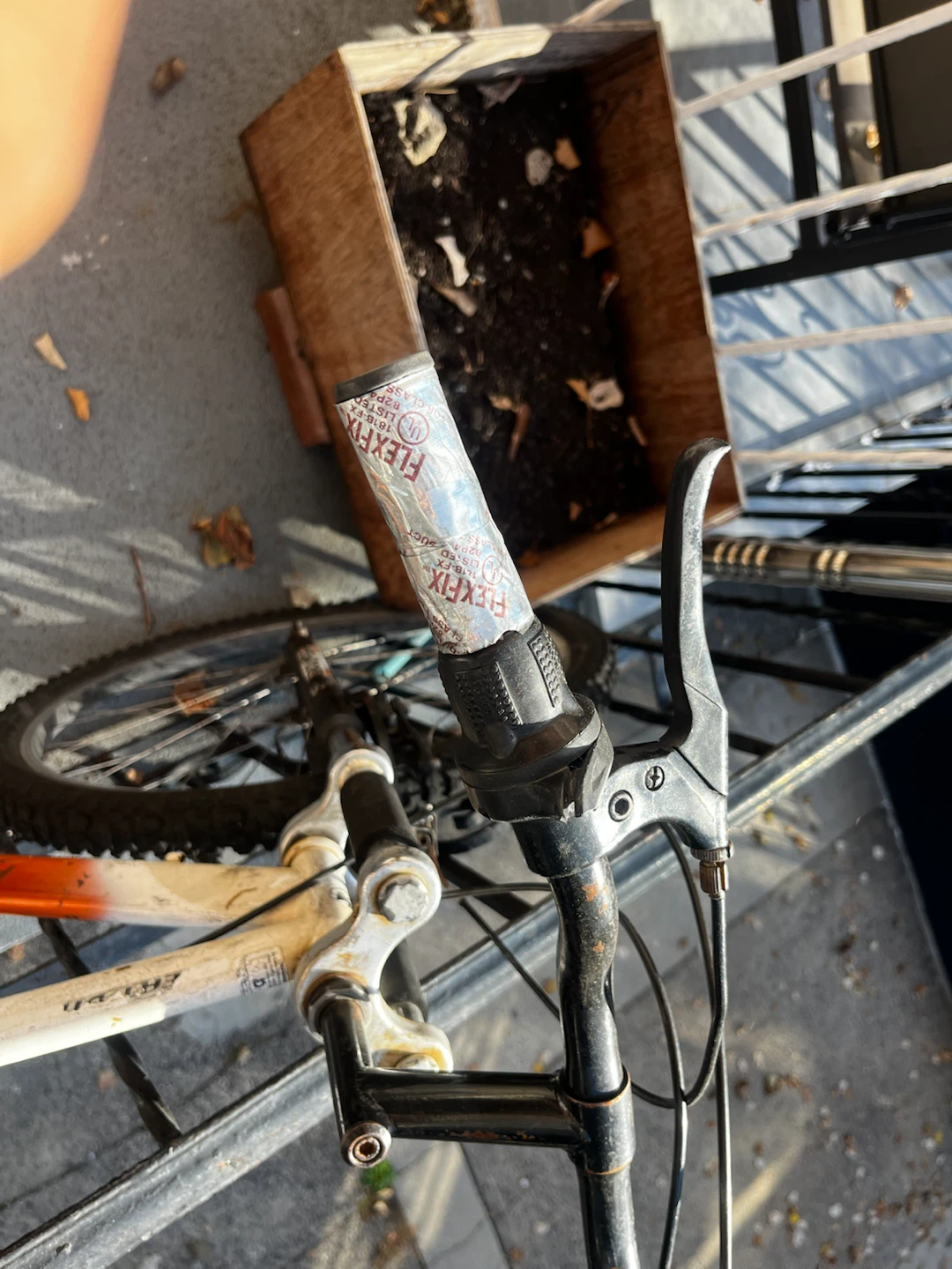 Magna Mountain Bike White and Orange - photo 2