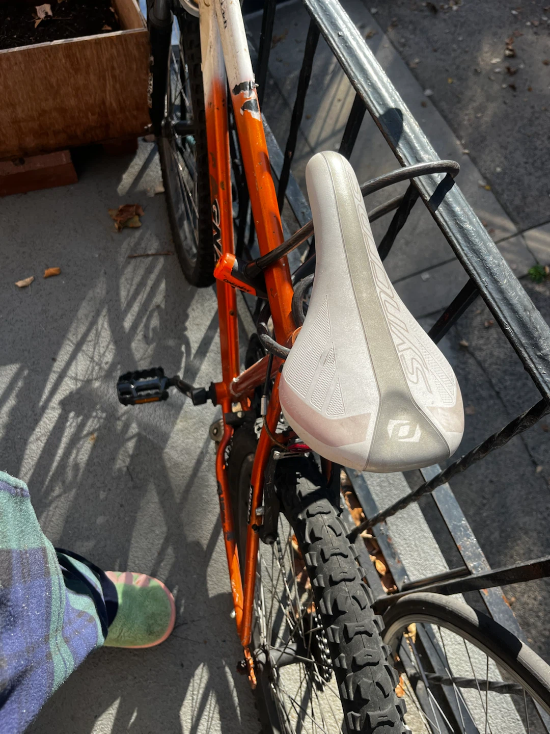 Magna Mountain Bike White and Orange - photo 4