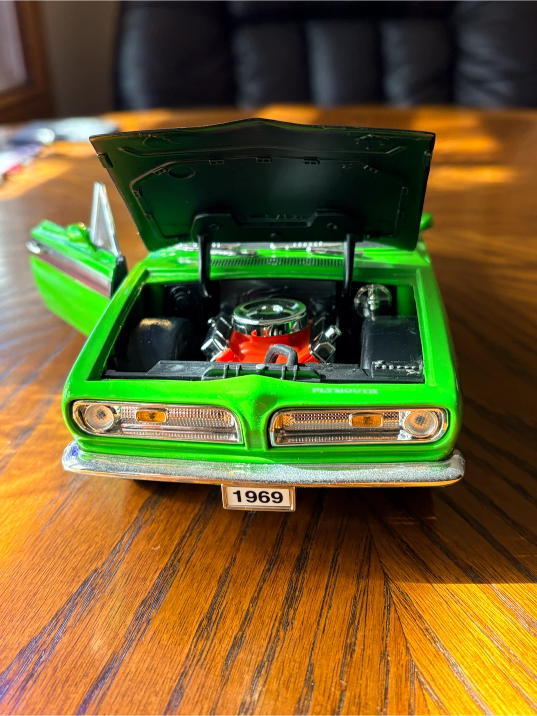 1969 Plymouth Barracuda 440 Diecast Model Car - photo 2