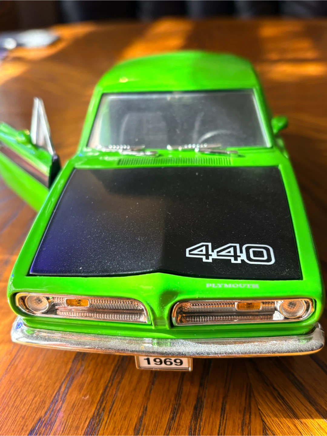 1969 Plymouth Barracuda 440 Diecast Model Car - photo 3