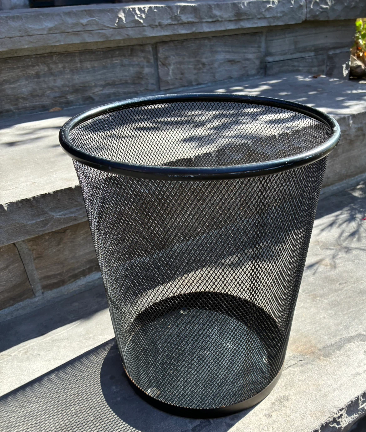 Modern sleek Black Metal Mesh Wastebasket Office Garbage Bin