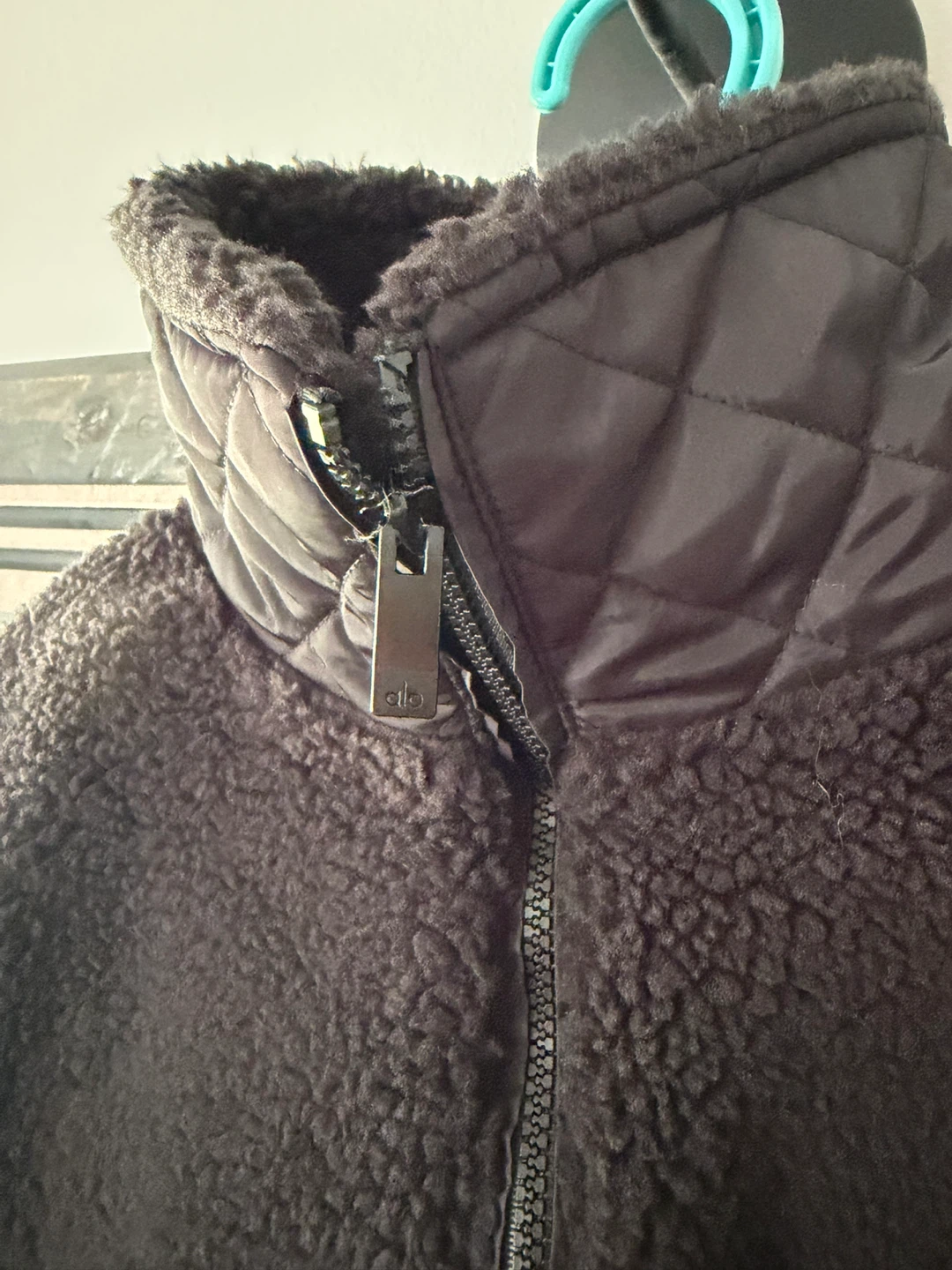 Alo Yoga Sherpa Quilted Jacket Small size Black brand new - photo 4