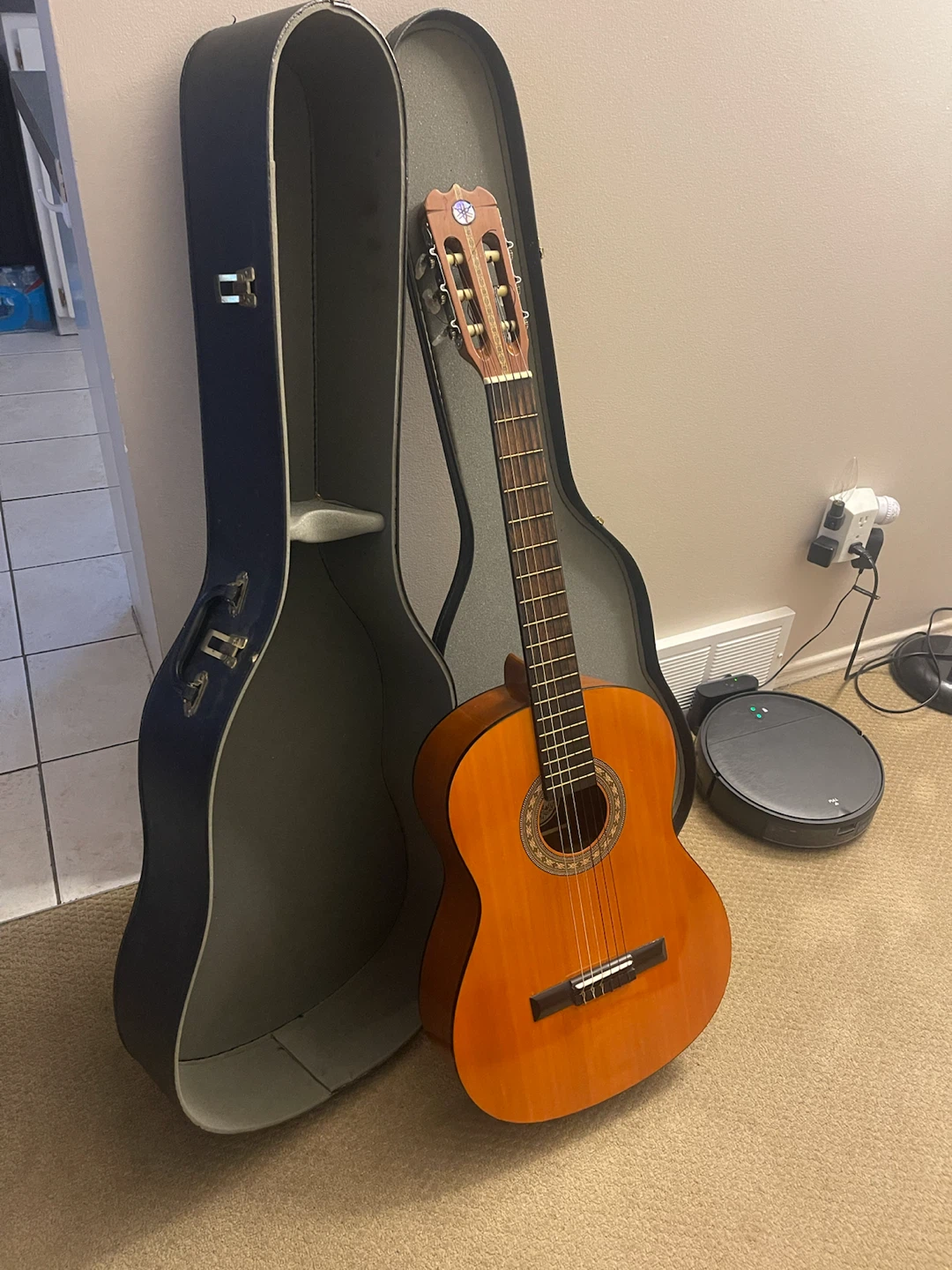 Yamaha Classical Guitar with hard case - photo 2