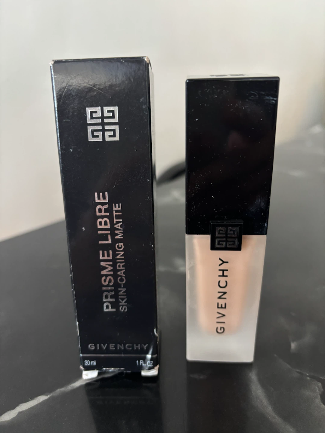Givenchy Prisme Libre Skin-Caring Matte Foundation 4-C305